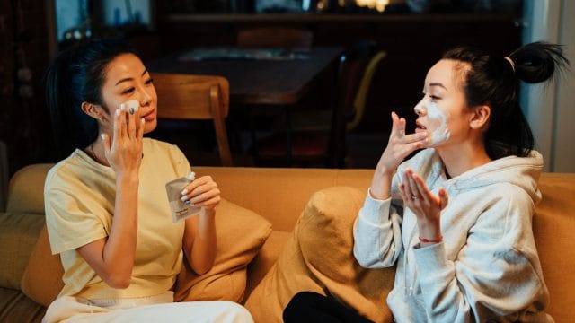 10 Produk Kecantikan Terbaik untuk Kulit Berminyak