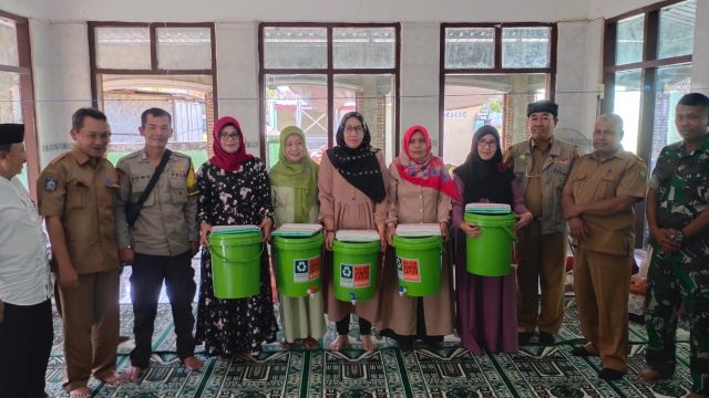Babinsa Brang Bara Bersama Masyarakat Ikuti Sosialisasi Pelatihan Komunitas Peduli Sampah