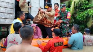 Kunjungi Lokasi Banjir, Gubernur Jambi Evakuasi Warga