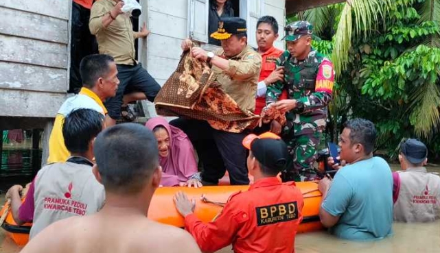 Kunjungi Lokasi Banjir, Gubernur Jambi Evakuasi Warga