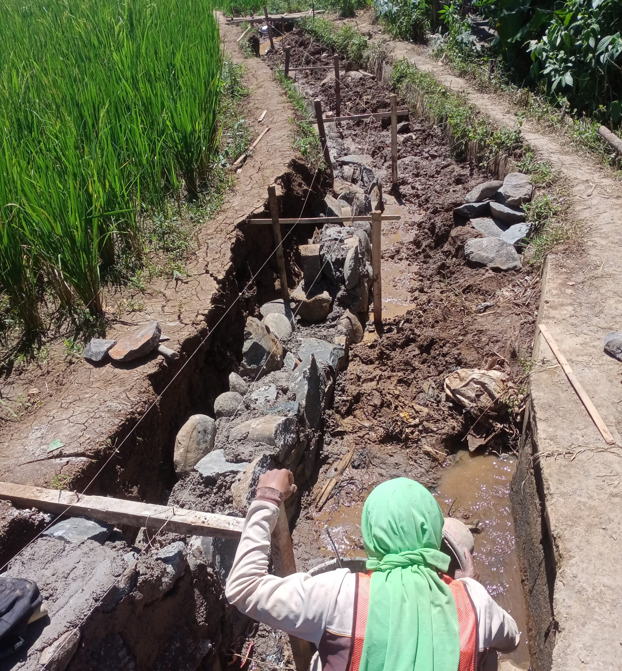 Kurangnya Pengawasan Dinas PUTR Purwakarta, APP Sambangi Pekerjaan Peningkatan Jaringan Irigasi di Lewui Urug 8