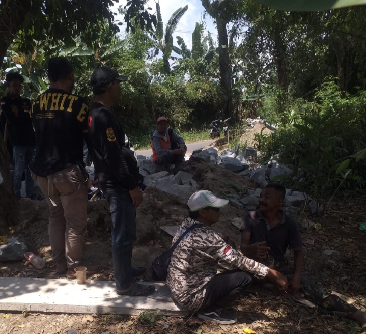 Kurangnya Pengawasan Dinas PUTR Purwakarta, APP Sambangi Pekerjaan Peningkatan Jaringan Irigasi di Lewui Urug 9