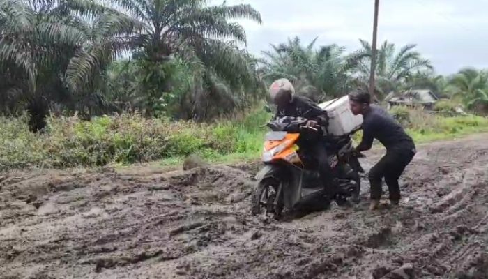 Miris, Jalan di Simbur Naik Tanjabtim Kondisinya Bak Kubangan Kerbau