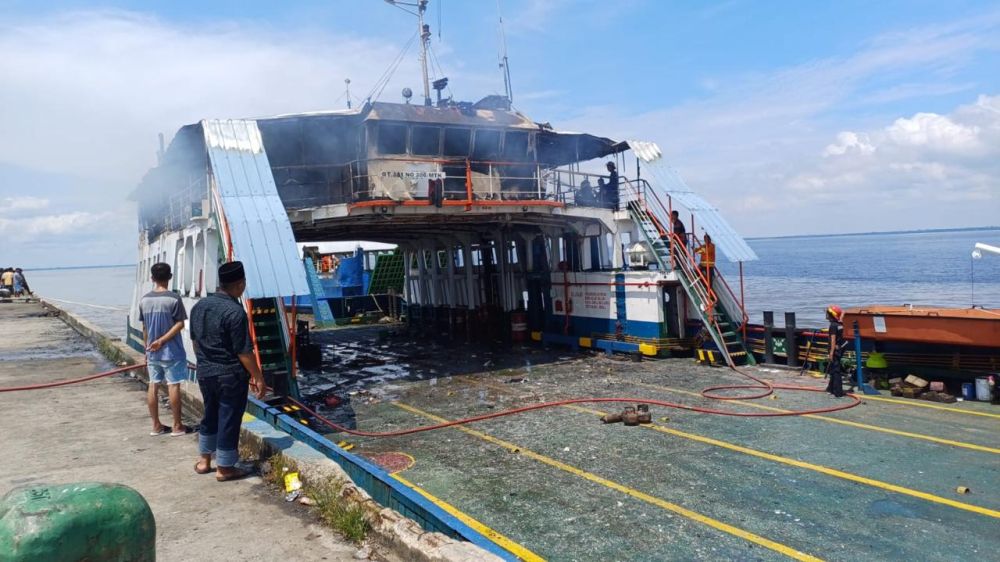 kmp permata lestari i terbakar di b