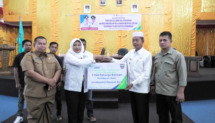 Sebanyak 7.764 Petani Pekebun Sawit di Pasaman Barat Terima Kartu Peserta BPJS Ketenagakerjaan