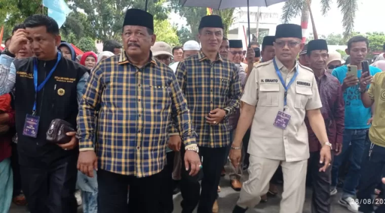 foto berita pasangan calon bupati daliyus k heri miheldi resmi mendaftar ke 280824123033