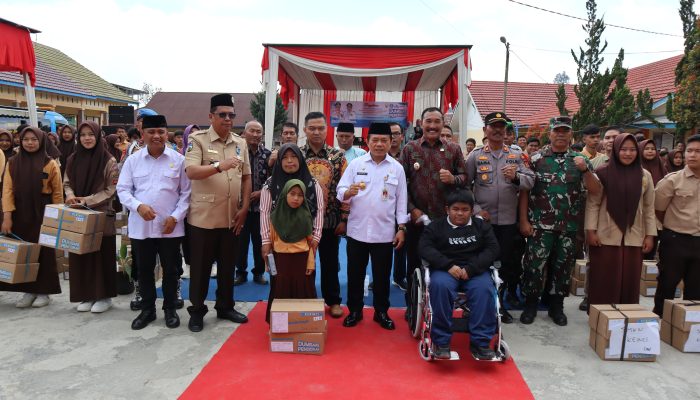 Al Haris Gubernur Jambi Serahkan Bantuan Dumisake Pendidikan dan Dumisake UMKM