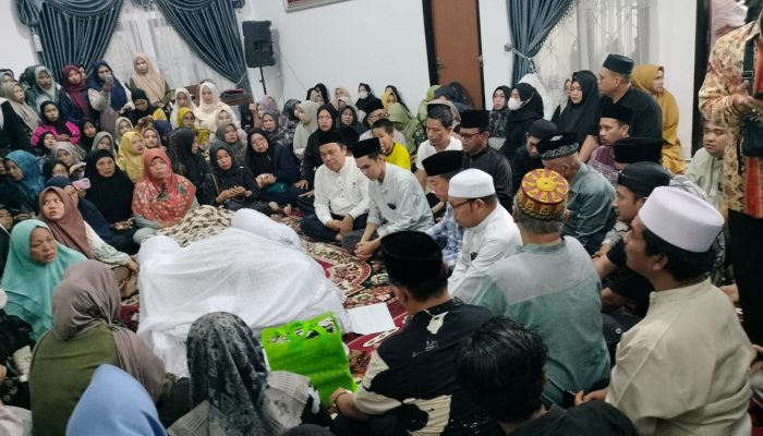 Al Haris Melayat ke Rumah Duka Rektor UIN Alm Prof Asad Isma