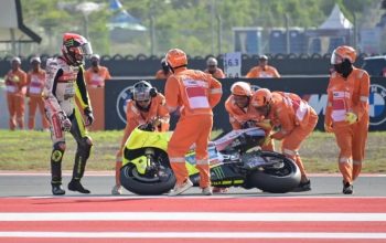 Sejumlah marshal mengangkat motor pembalap Pertamina Enduro VR46 Racing Team Fabio Di Giannantonio (kiri) usai terjatuh saat sesi practice MotoGP Pertamina Grand Prix Of Indonesia 2024 di Pertamina Mandalika International Street Circuit, Lombok Tengah, NTB. Foto: ANTARA