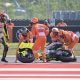 Sejumlah marshal mengangkat motor pembalap Pertamina Enduro VR46 Racing Team Fabio Di Giannantonio (kiri) usai terjatuh saat sesi practice MotoGP Pertamina Grand Prix Of Indonesia 2024 di Pertamina Mandalika International Street Circuit, Lombok Tengah, NTB. Foto: ANTARA