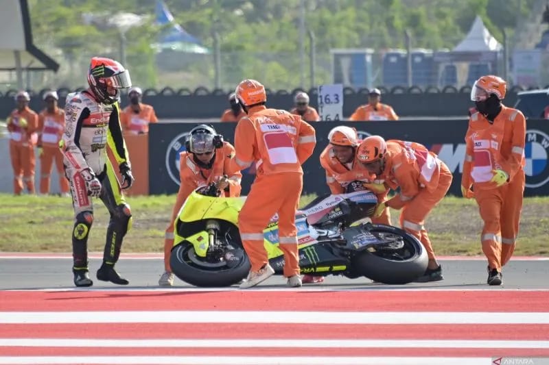 Sejumlah marshal mengangkat motor pembalap Pertamina Enduro VR46 Racing Team Fabio Di Giannantonio (kiri) usai terjatuh saat sesi practice MotoGP Pertamina Grand Prix Of Indonesia 2024 di Pertamina Mandalika International Street Circuit, Lombok Tengah, NTB. Foto: ANTARA