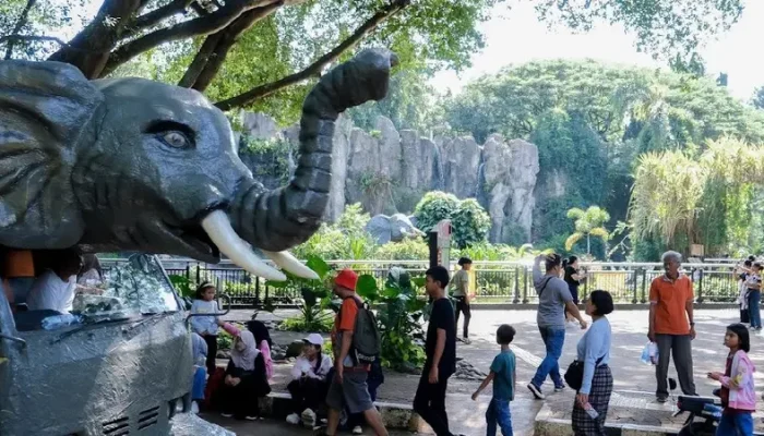 17 Ribu Lebih Pengunjung Serbu Taman Margasatwa Ragunan Siang Ini