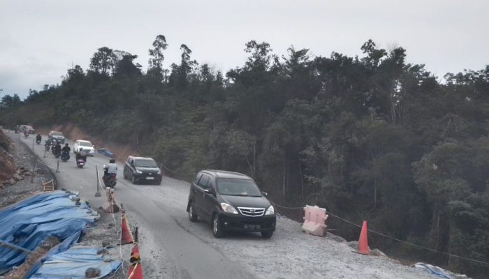 Akibat Longsor Jalan Lintas Riau-Sumbar Km 106 Terapkan Buka Tutup