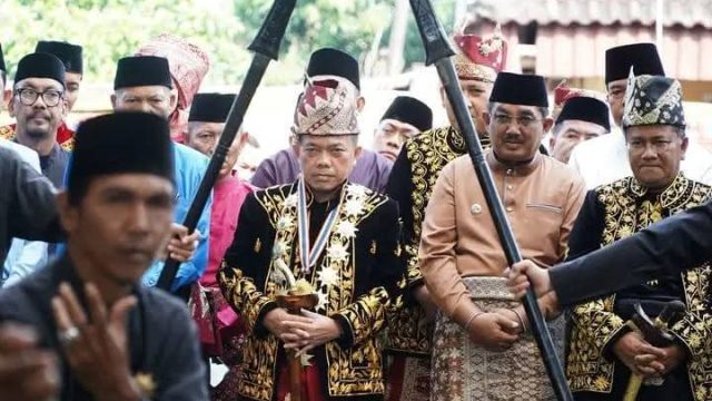 Anggun Berbusana Adat, Bupati Tanjab Barat dan Istri Mempesona di Hari Adat Melayu Jambi ke-747