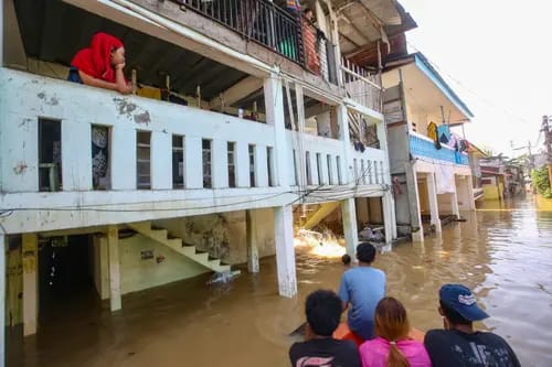 Puluhan Orang Mengungsi Akibat Banjir Rendam Kawasan Bidara Cina