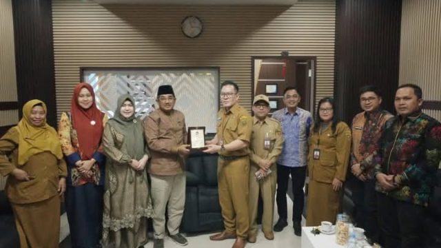 Gali Inspirasi UMKM, Bupati Tanjab Barat dan Ketua Dekranasda Kunjungi Kota Samarinda