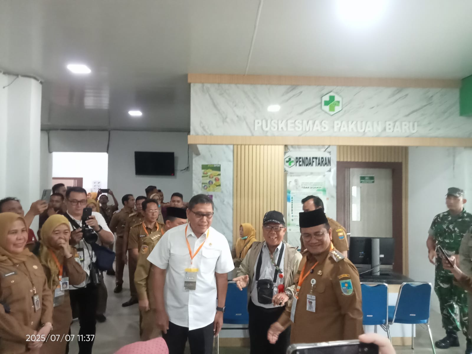 KSP AM Putranto Ditemani Wali Kota Jambi Maulana Cek Pemeriksaan Kesehatan Gratis di Pakuan Baru