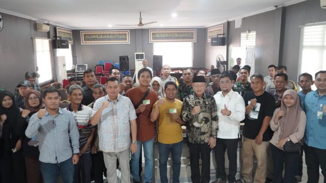 Didampingi CE dan BIW, KFA Serahkan 1.000 Kartu BPJS Ketenagakerjaan untuk Warga Telanaipura