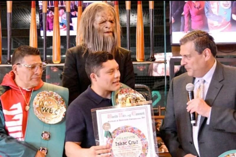 Isaac Cruz Terima Sabuk Juara Dunia Kelas Ringan Super WBC