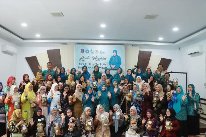 PKK Tanjab Barat Gelar Lomba Menghias Tas Purun Takziah dari Bahan Limbah untuk Peringati HUT ke-60 Kabupaten dan HUT ke-80 RI