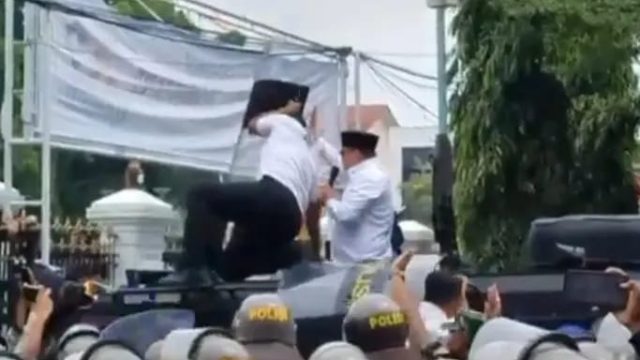 Bupati Pati Dilempari Pendemo, Terpaksa Dievakuasi Pakai Kendaraan Taktis
