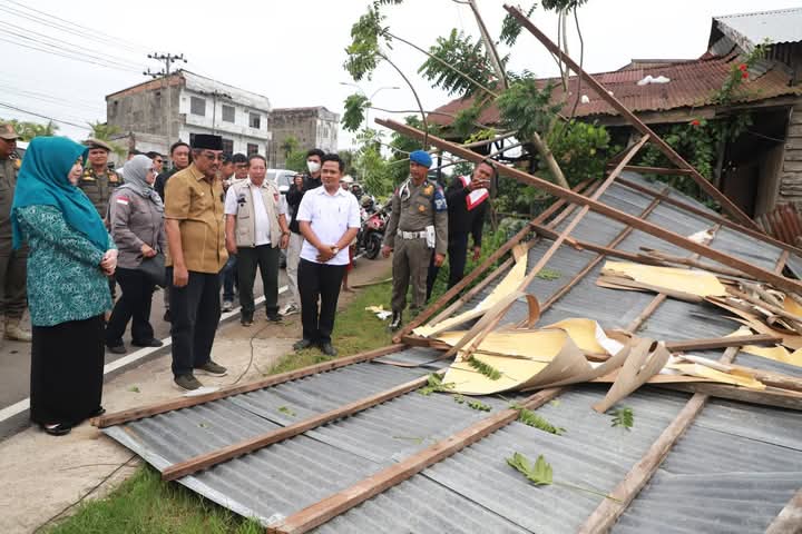 Bupati dan Ketua TP-PKK Tanjab Barat Salurkan Bantuan Korban Puting Beliung