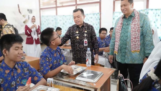 Gubernur Al Haris Dampingi Wamen PAN-RB Tinjau Pelaksanaan MBG di SMAN 10 Kota Jambi