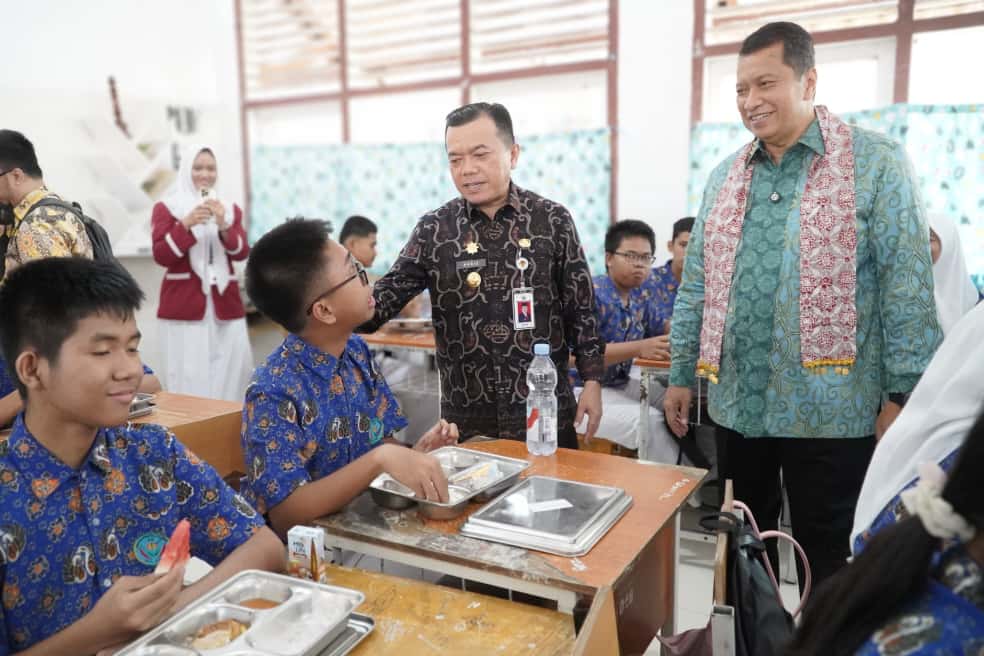 Gubernur Al Haris Dampingi Wamen PAN-RB Tinjau Pelaksanaan MBG di SMAN 10 Kota Jambi