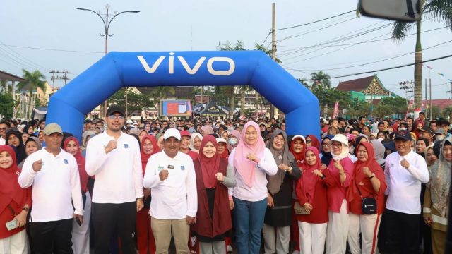 Bersama Masyarakat, Bupati Tanjab Barat Ikuti Jalan Santai dan Senam Sehat BERKAH MADANI