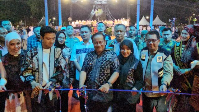 Ribuan Warga Padati Karnaval Angso Duo 2025, Wali Kota Jambi Resmi Luncurkan Bus Listrik Trans Bahagia