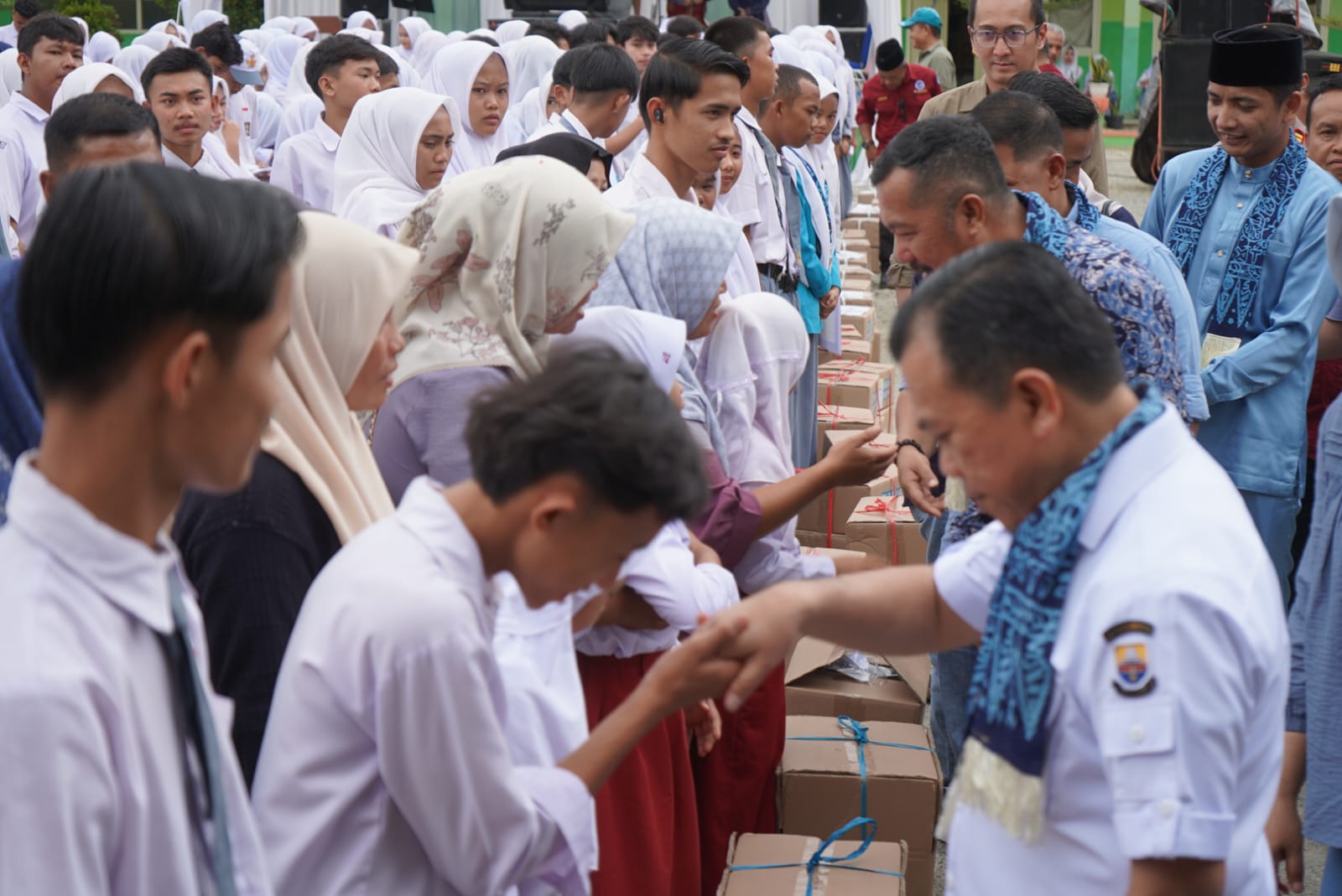 Gubernur Al Haris dan Bupati Kerinci Serahkan Bantuan Dumisake Pendidikan Kepada 320 Siswa