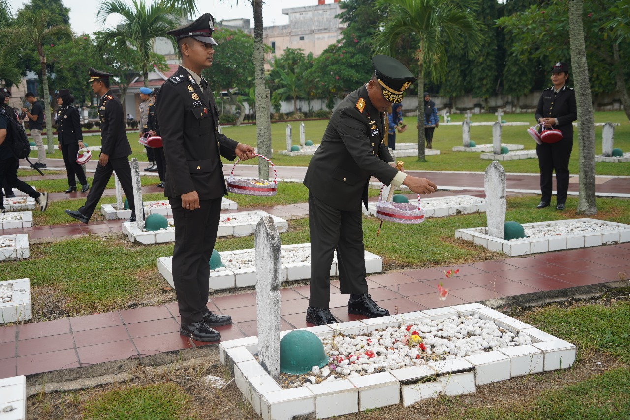 Danrem 042/Gapu Bersama Gubernur dan Forkopimda Jambi Ziarah ke TMP Satria Bhakti Peringati Hari Pahlawan 2025