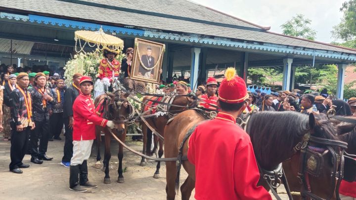 Jenazah Pakubuwono XIII Diberangkatkan Kirab Menuju Loji Gandrung untuk Transit