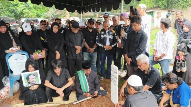 Karina Ranau Nyaris Pingsan di Pemakaman Epy Kusnandar: Sampai Ketemu Lagi, Jangan Berubah Ya