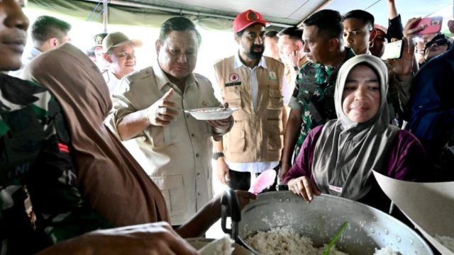 Presiden Prabowo Tinjau Tenda Pengungsian di Bireuen, Cicipi Masakan Dapur Umum