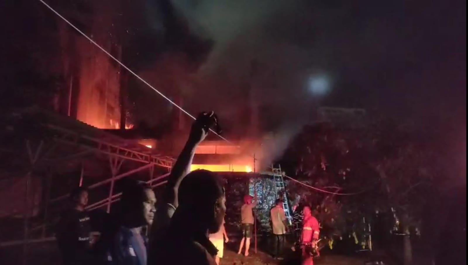 Gudang Kayu Olahan di Simpang III Sipin Kota Jambi Terbakar, Diduga Dipicu Petasan