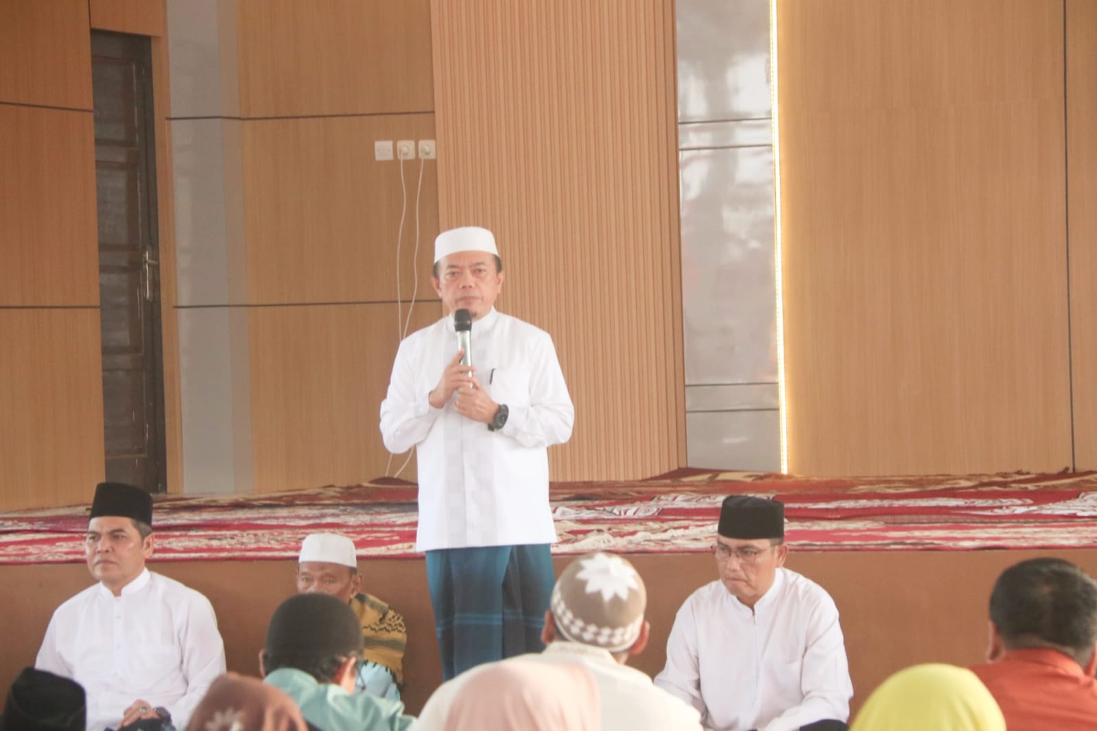 Gubernur Al Haris Buka Puasa Bersama Warga Sekitar Rumah Dinas