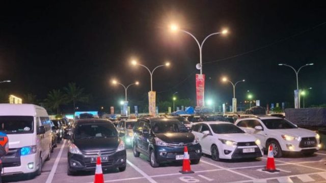 Pelabuhan Merak Mulai Dipadati Kendaraan Pemudik Minggu Dini Hari