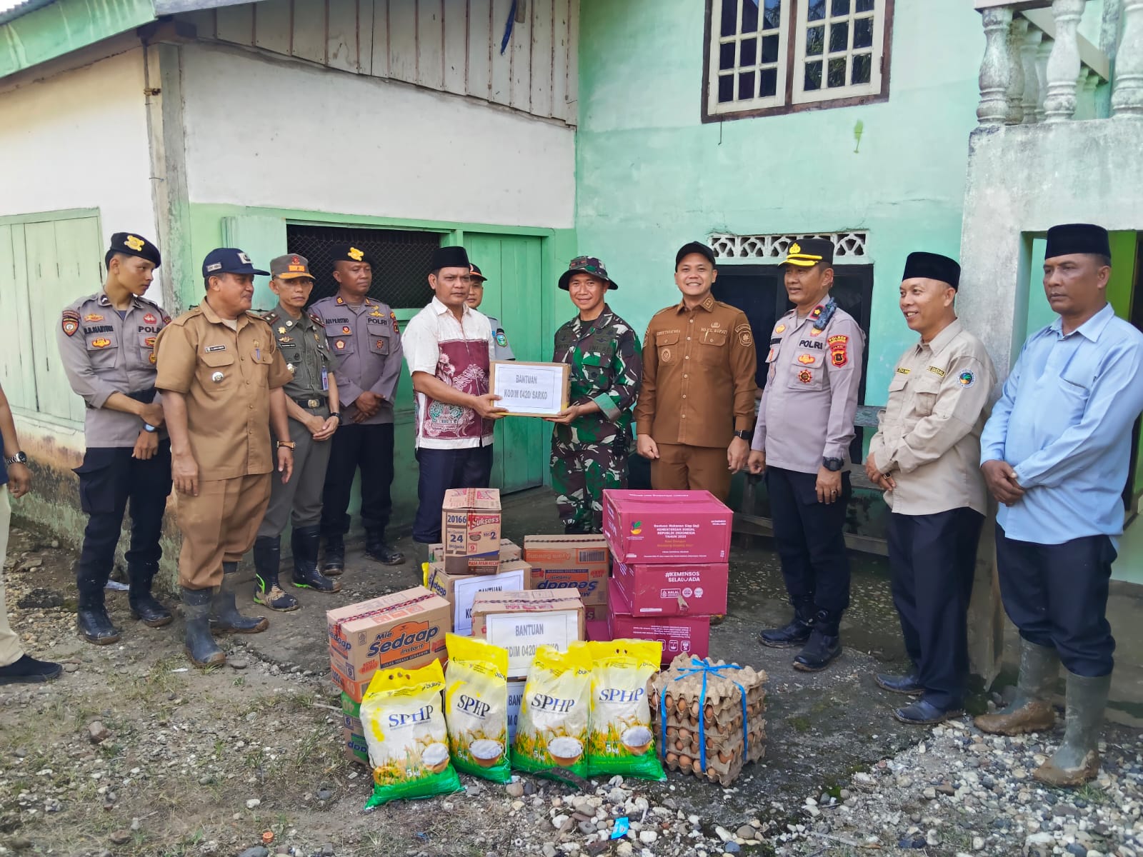 Dua Hari Pascabanjir, Dandim 0420/Sarko Terus Turun Salurkan Bantuan ke Warga