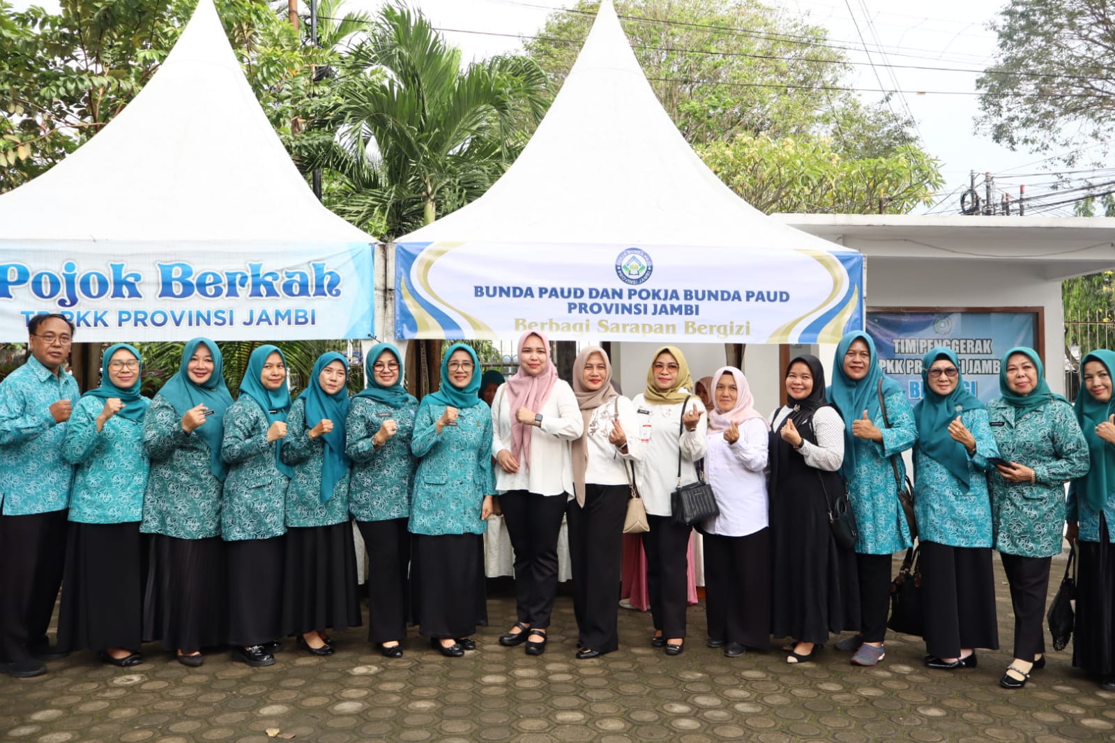 Rabu Berkah PKK Jambi, Bunda PAUD Bagikan Sarapan Bergizi untuk Warga