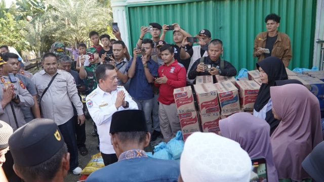 Gubernur Al Haris Tinjau dan Serahkan Bantuan Korban Terdampak Banjir Kab. Sarolangun