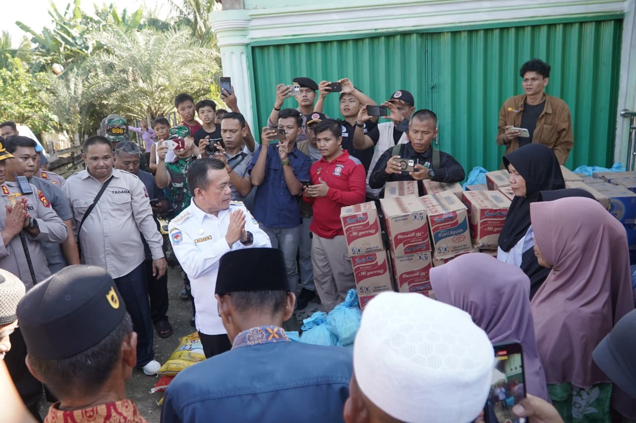 Gubernur Al Haris Tinjau dan Serahkan Bantuan Korban Terdampak Banjir Kab. Sarolangun