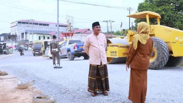 Bupati Anwar Sadat Tinjau Jalan Jalur 2 Merlung, Minta Camat & Warga Jaga Tonase dan Saluran Air