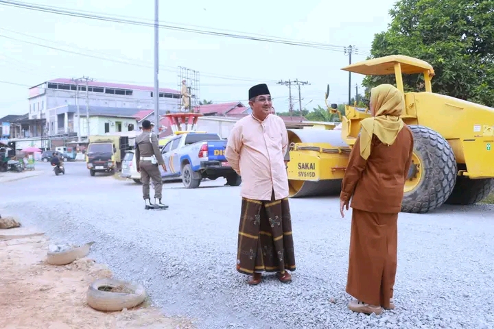 Bupati Anwar Sadat Tinjau Jalan Jalur 2 Merlung, Minta Camat & Warga Jaga Tonase dan Saluran Air