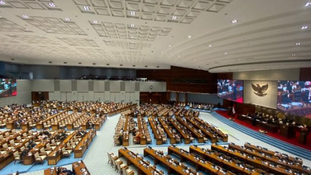 Tok! DPR Sahkan RUU Polri Jadi Undang-Undang