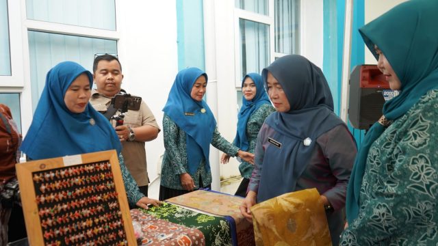 Kunjungi Rumah Dilan Madani, Hesti Haris Apresiasi Produk UMKM Binaan TP PKK Kabupaten Tanjung Jabung Barat