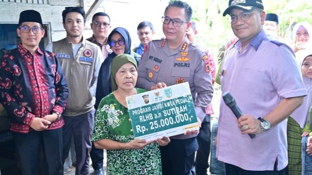 Mak Gambreng Terharu, Impian Punya Rumah Layak Terwujud Lewat Bedah Rumah RLHB Kota Jambi