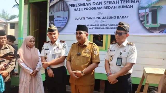 Bupati Anwar Sadat Serahkan Bantuan Bedah Rumah dan Hadiri Panen Raya di Bram Itam