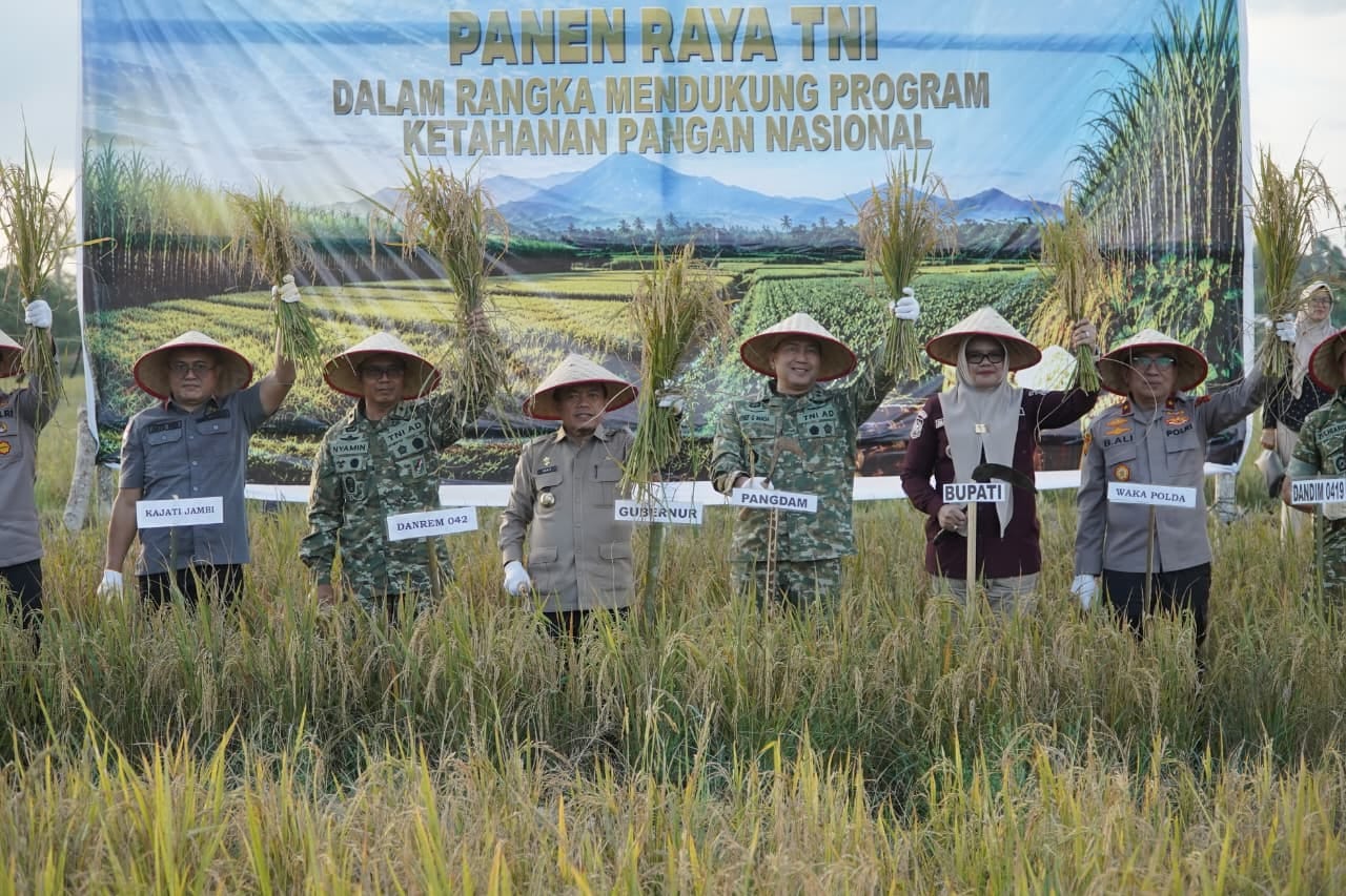Sinergi Al Haris dan TNI di Tanjabtim: Sukseskan Panen Raya, Targetkan Bebas Impor Beras 2027!