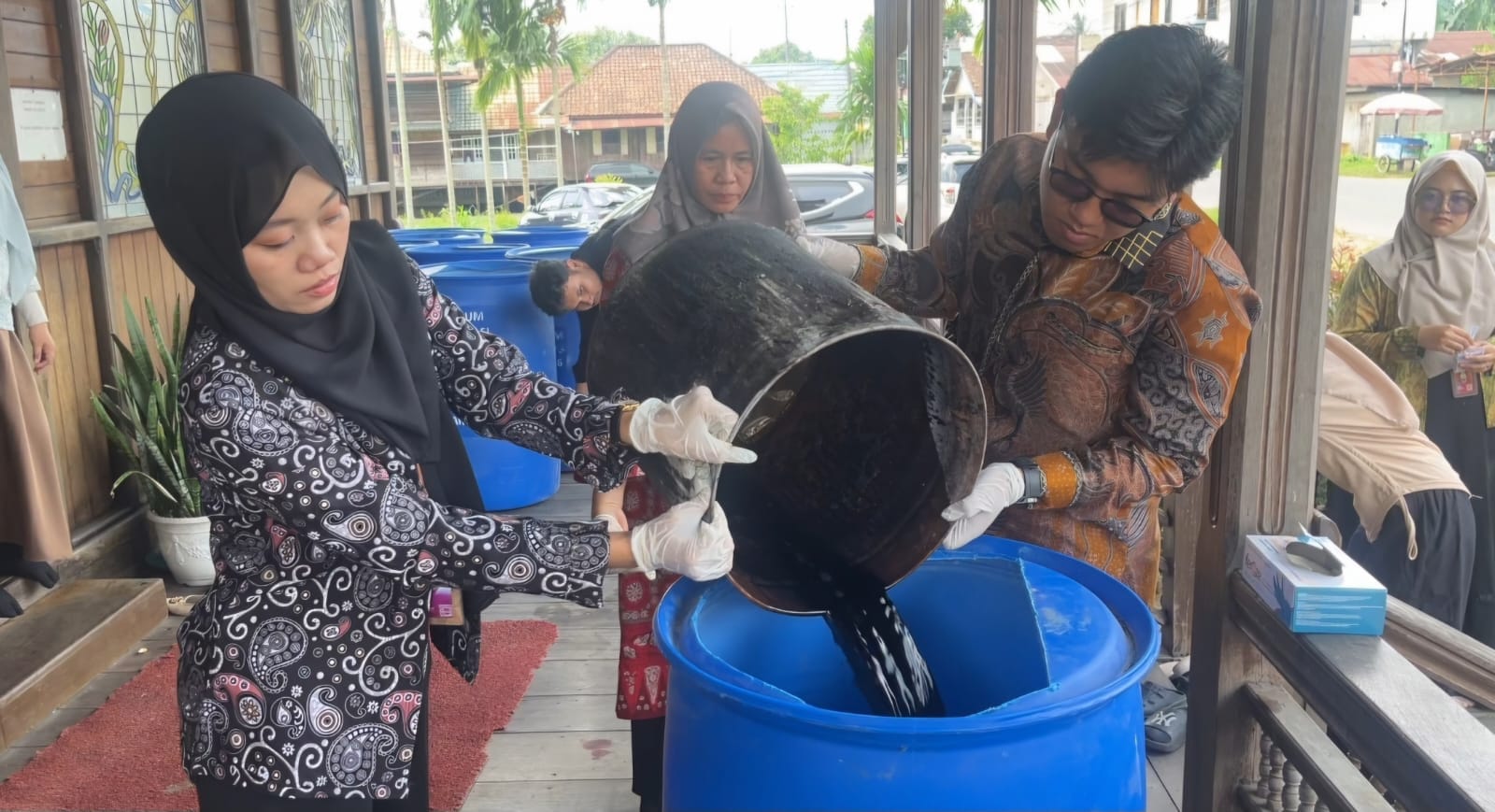 Solusi Limbah Batik Jambi: LPPM UNJA Hibahkan Alat Filtrasi untuk Dorong Industri Hijau